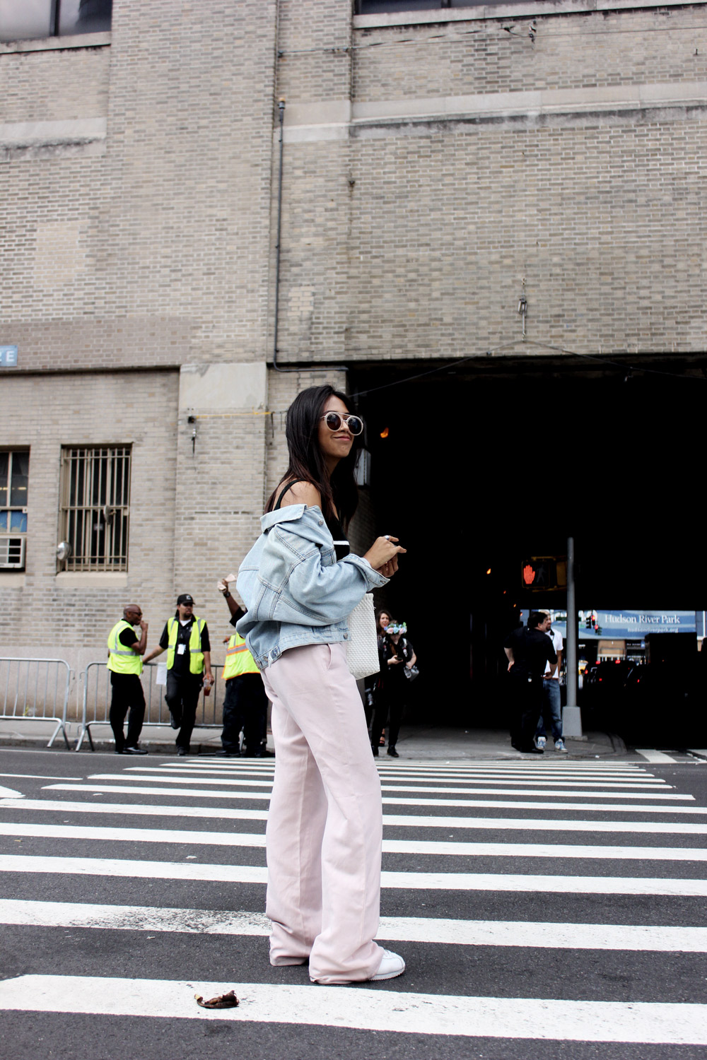 new-york-fashion-week-guide-day-4-streetstyle-outfit-crop-top-pink-trousers-genesis-serapio-ss17-2